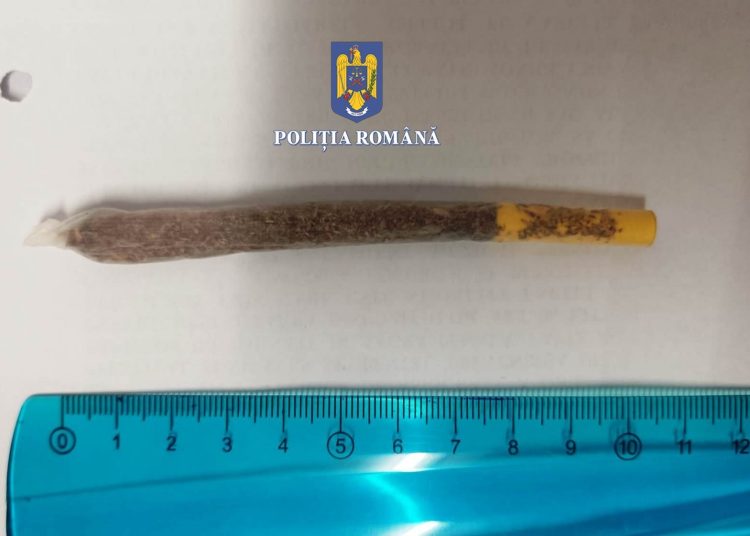 tineri perchezitionati pe o strada din vama veche aveau droguri asupra lor 66c5a93b92334