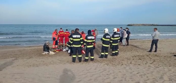 un barbat a fost scos din mare inconstient de cetateni la neptun 66c1c7569d8d1