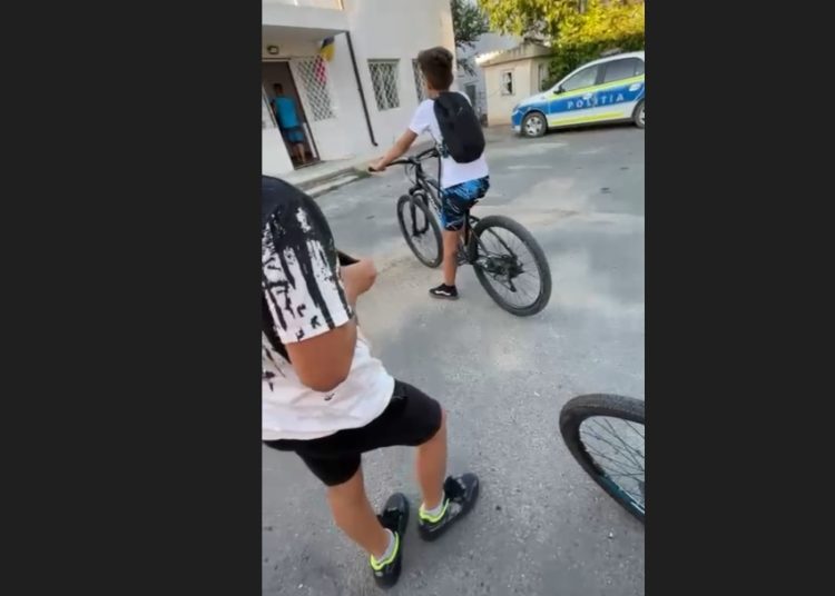 video acuzatii in localitatea ostrov dupa ce doi copii s au luat la harta au intervenit adultii si a iesit circ 66b55028311ad