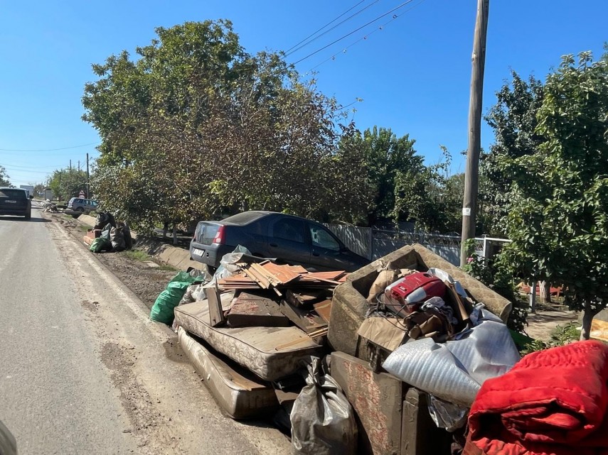 asociatia militarilor veterani amvvd sucursala constanta si gradinita robotel constanta colecteaza ajutoare pentru locuitorii afectati de inundatii galerie foto 66e81c20490e9