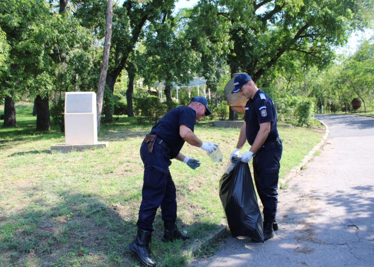 jandarmii tulceni au curatat un parc din municipiu 66ee8ac82d3ca