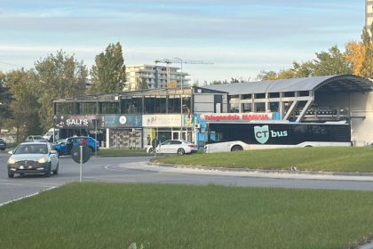 galerie foto o masina a ajuns pe sensul giratoriu de la intrare in mamaia in urma impactului cu un autobuz 671a8b5a68a6b