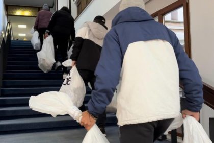 oficial de la prefectura constanta cum se desfasoara procesul de renumarare verificare a voturilor de la primul tur al alegerilor prezidentiale 6749a79db49cd