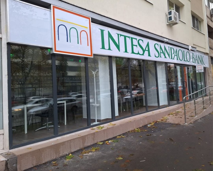 ai nevoie de serviciile intesa sanpaolo bank in perioada anului nou vezi ce progfram vor avea sucursalele bancii 677046c284482