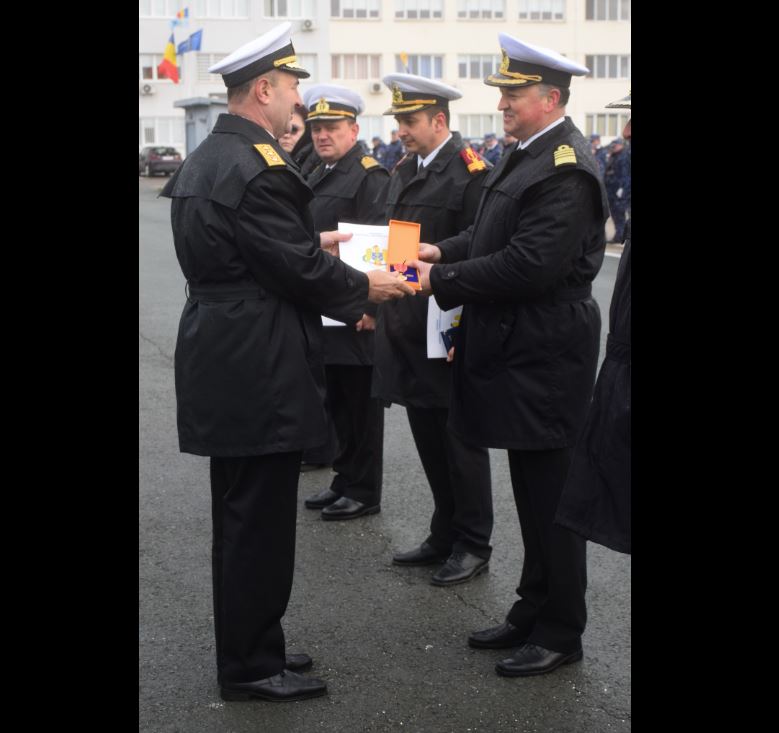 directorul muzeului national al marinei romane comandor dr marius laurentiu rohart a primit emblema de merit in serviciul armatei romaniei clasa i foto 674f02b787560