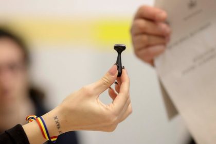 incident straniu la o sectie de vot din brasov presedintelui i a cazut un corp de mobila in cap 674c41f37d0bb