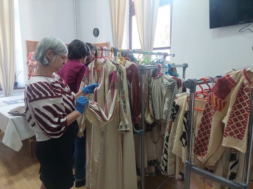 membrele asociatiei cusaturi dobrogene in vizita la muzeul de arta populara 6765964d702d9