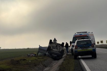 o masina s a rasturnat la iesire din tariverde mai multe persoane implicate intre care si un minor 6755989f5ed43