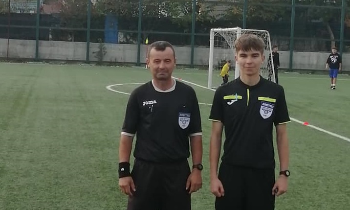 pasiunea pentru arbitraj transmisa din tata n fiu baiatul e fotbalist dar si imparte dreptatea in teren galerie foto 675eef9d2c16c
