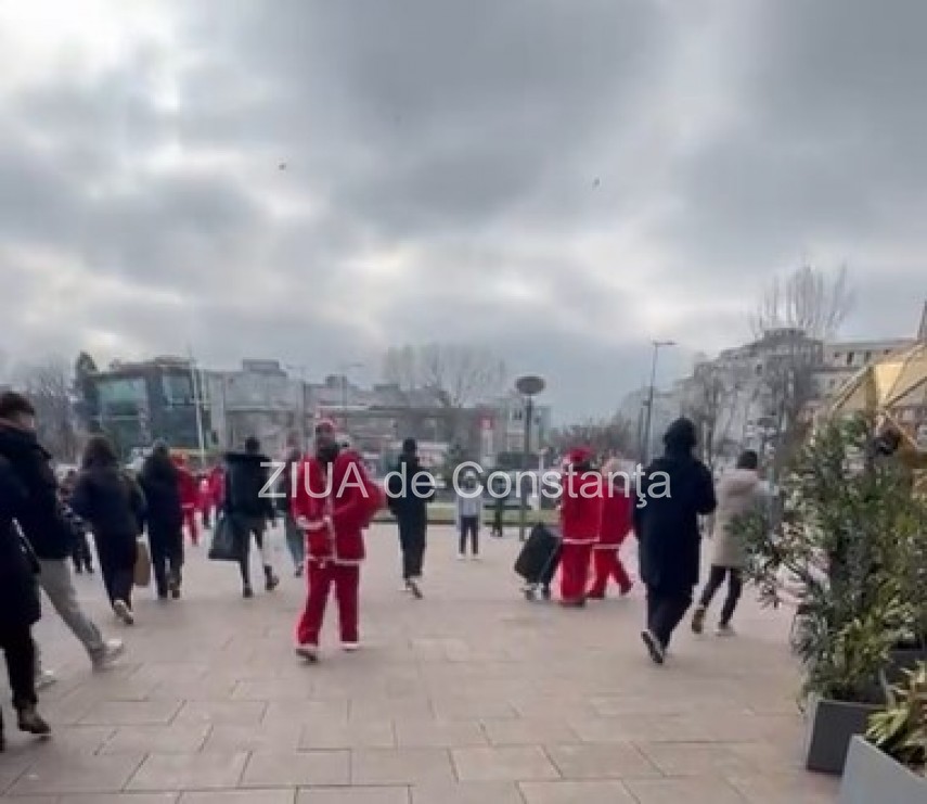 tineri din constanta imbracati in mos craciun au colindat trecatorii in fata mall ului city park video 675f027410fba