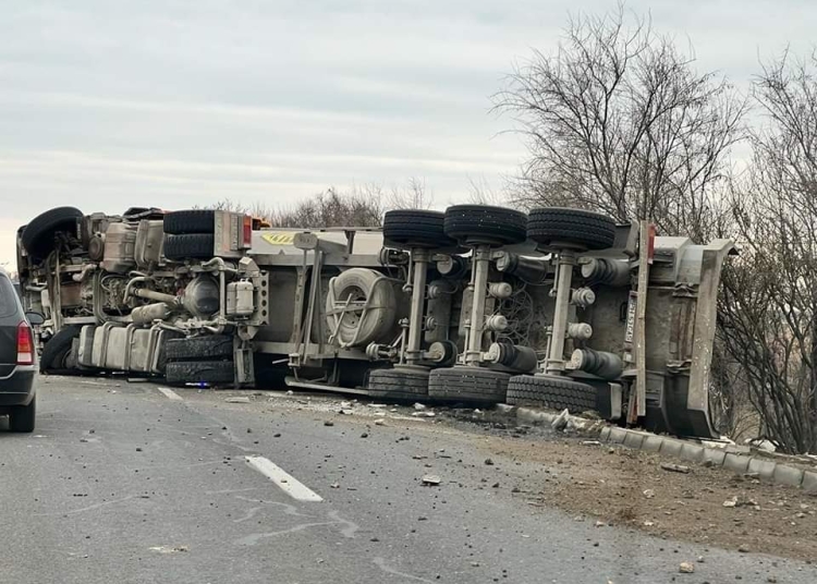accident rutier grav langa penitenciarul poarta alba un tir s a rasturnat iar o persoana a ramas incarcerata 678f9d1aa2c10