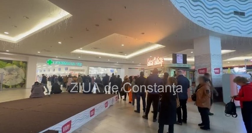 aglomeratie mare la o farmacie dintr un mall din constanta zeci de oameni stau la coada pentru a si lua tratamentul galerie foto 678646c5ed1bb