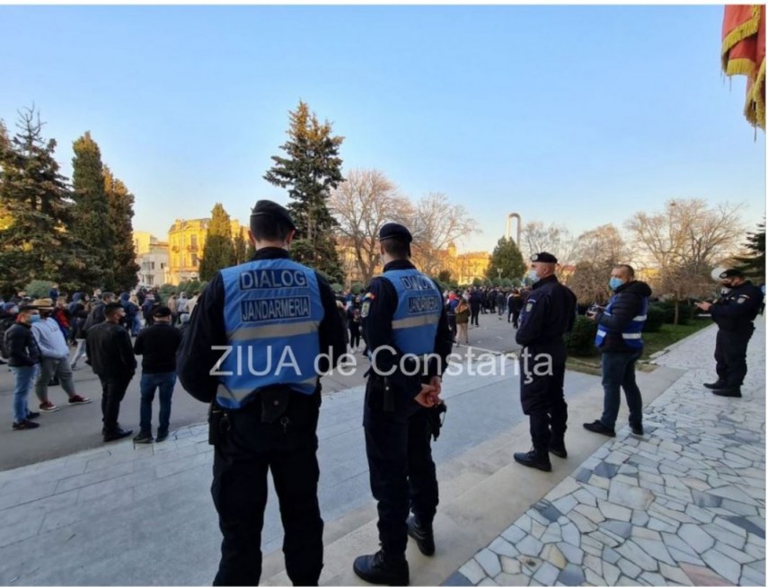 haos in piata victoriei protestatarii au aruncat cu obiecte si petarde catre jandarmi 6793ad76516c7