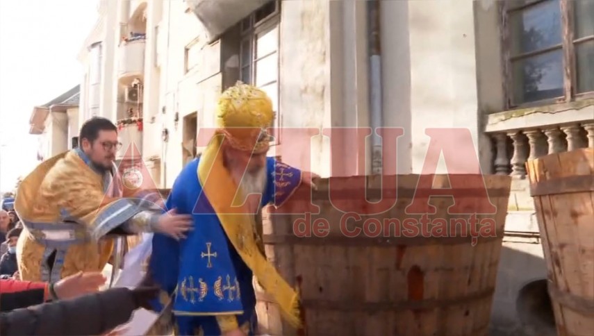 incident la slujba de sfintire a apei din ajunul bobotezei ips teodosie s a impiedicat si a fost la un pas sa cada de la inaltime galerie fotovideo 677a47517db28