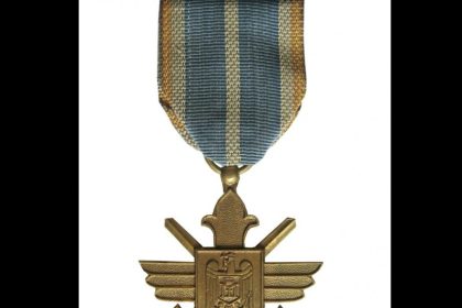 ordinul virtutea aeronautica in grad de cruce de aur simbol al faptelor de arme deosebite din timpul celui de al doilea razboi mondial 677939bfbd157