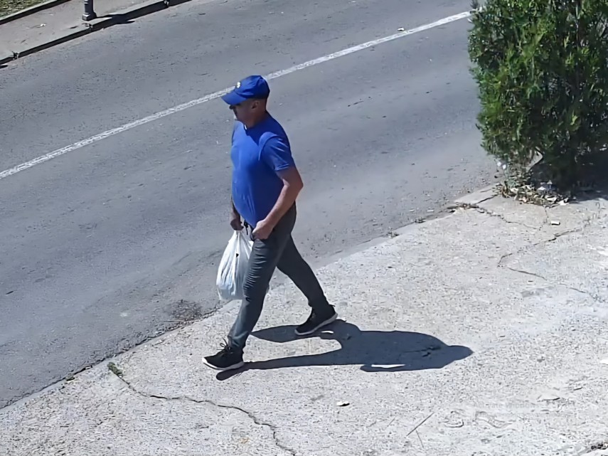 politistii cer ajutorul cetatenilor pentru depistarea unui barbat inarmat suspectat de trei talharii sunati la 112 daca il recunoasteti galerie foto 6787bcb0f26e8