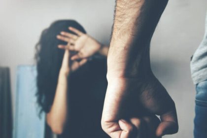 un individ din harsova bolnav psihic care combina medicamentele cu alcool si cu energizante si a batut sora de mai multe ori desi avea ordin de protectie 6791fd85633fe