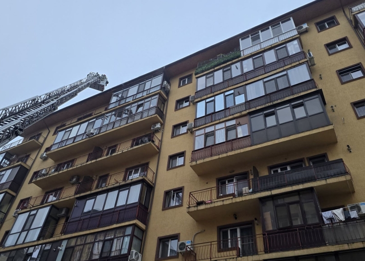 video incendiu la mansarda unui bloc din chiajna pompierii intervin greu din cauza masinilor parcate si a strazilor inguste 67c16c490561a