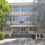 a batut o femeie in curtea scolii de fata cu copilul si alti elevi a lovit o cu ciocanul si a varsat o punga cu fecale peste ea dar nu este de acord cu pedeapsa 67de7dd7e4c6d