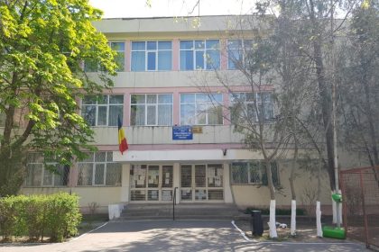 a batut o femeie in curtea scolii de fata cu copilul si alti elevi a lovit o cu ciocanul si a varsat o punga cu fecale peste ea dar nu este de acord cu pedeapsa 67de7dd7e4c6d