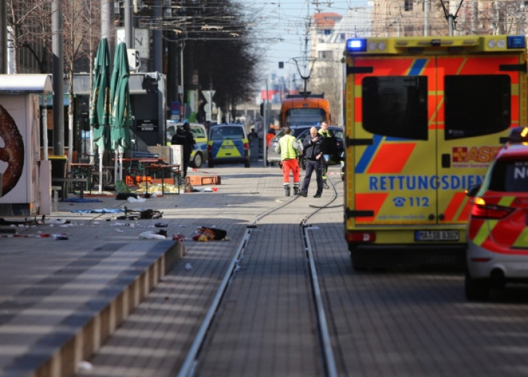 alerta in germania o masina a intrat cu viteza intr o multime de oameni 67c5b2c95446c
