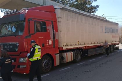 cetatean strain depistat de politistii de frontiera la volanul unui autocamion cu un permis de conducere fals 67e3e5b18d856