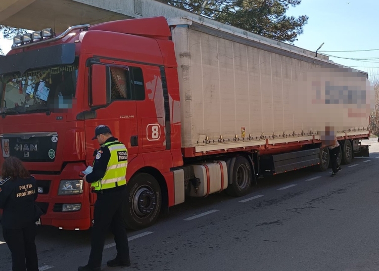 cetatean strain depistat de politistii de frontiera la volanul unui autocamion cu un permis de conducere fals 67e3e5b18d856