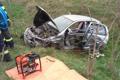 foto accident intre un tir si o masina in sibioara o victima incarcerata 67e504c129357