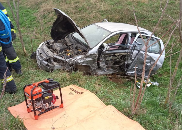 foto accident intre un tir si o masina in sibioara o victima incarcerata 67e504c129357