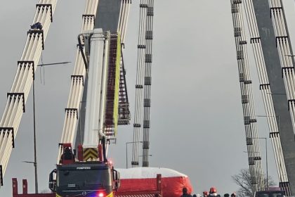 foto alerta un barbat s a urcat pe podul agigea pentru a protesta turul doi inapoi 67e119d6b6fd2