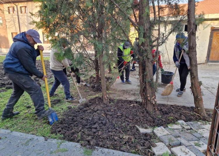 lucratorii gospodariei comunale valu lui traian au demarat actiunea de curatenie de primavara in intreaga localitate 67e287461c3f4