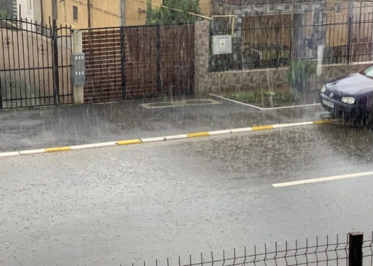 noi avertizari de vreme rea meteorologii anunta ploi si vant puternic in toate regiunile 67e5314bdb838