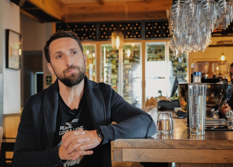 scene de western in restaurantul lui dani otil un barbat l a amenintat pe amicul sau cu pistolul 67e3ba46f337c