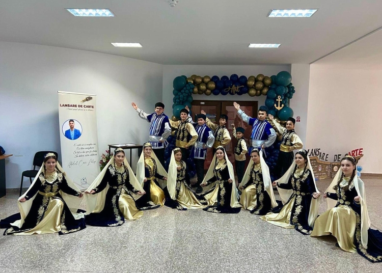tinerii dansatori din ansamblul can renkler al organizatiei topraisar au reprezentat comunitatea tatara la festivalul national sotronul cu arte 67dbc20ac8f58