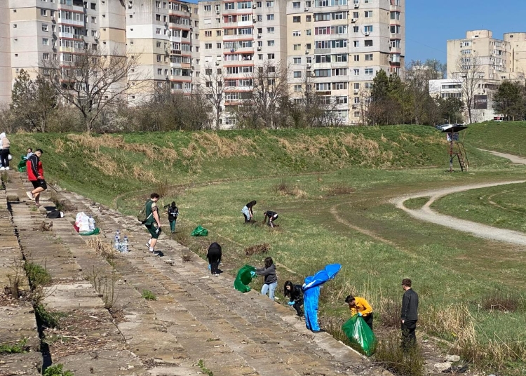 tinerii din liga studentilor a universitatii ovidius din constanta au aratat ca responsabilitatea fata de mediu inseamna fapte polaris a sustinut aceasta initiativa 67e2e05eacc9b