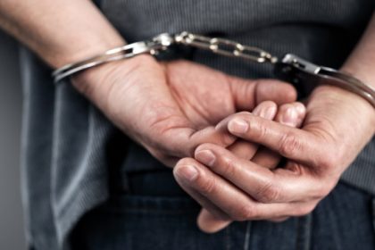 un agent de paza statea de vorba cu un hot cu fata acoperita am venit pentru ca sunt angajat aici 67e33e4fba9fb