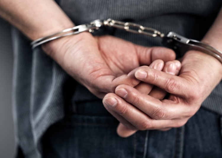 un agent de paza statea de vorba cu un hot cu fata acoperita am venit pentru ca sunt angajat aici 67e33e4fba9fb
