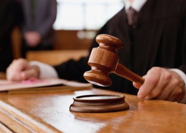 un barbat din calarasi a fost trimis in judecata pentru ca a amplasat o troita langa primarie cu simboluri legionare 67d130323f327