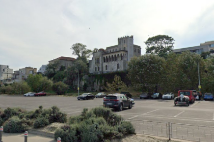 un tanar de 22 de ani a condus masina in parcarea plajei modern nu avea permis 67dff137bef0b