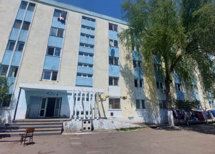 vara asteapta sa ploua pentru a colecta apa locuitorii blocului fantoma din palas fara apa curenta din 2013 cand imobilul a fost debransat din cauza restantelor 67e72d0770ae9