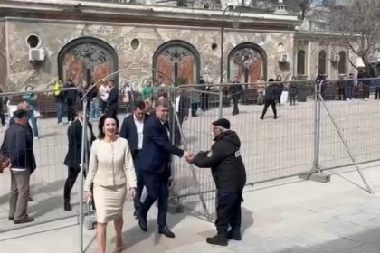 video marcel ciolacu intampinat la constanta de mai multi oameni care scandau turul doi inapoi 67e3e8068bfa5