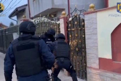 video perchezitii la traficanti de droguri care vindeau cristale cu sume cuprinse intre 150 si 200 de lei 67e563af2404f