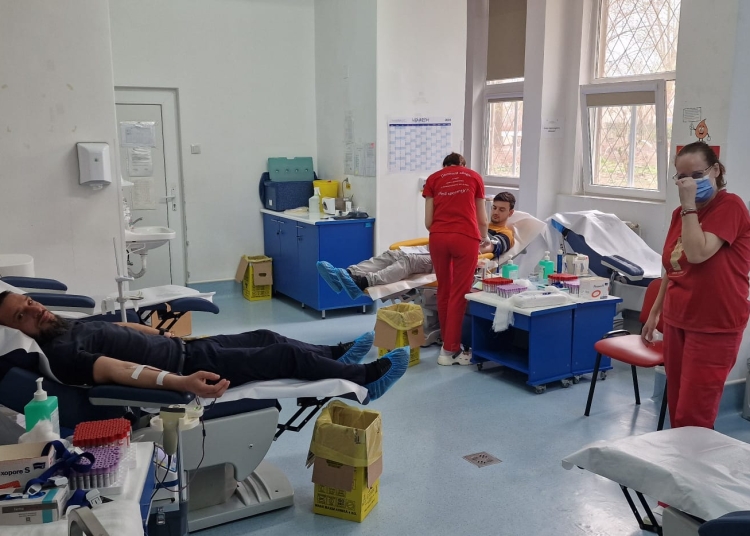 zeci de constanteni au donat sange 67ddc5c886f0d