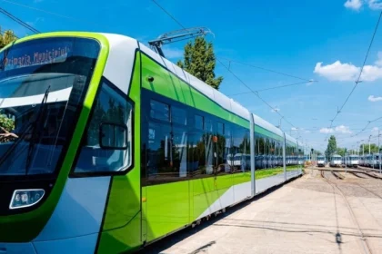 accident grav in bucuresti un tramvai a lovit cinci masini vatmanul a fugit 67f66c3501d82