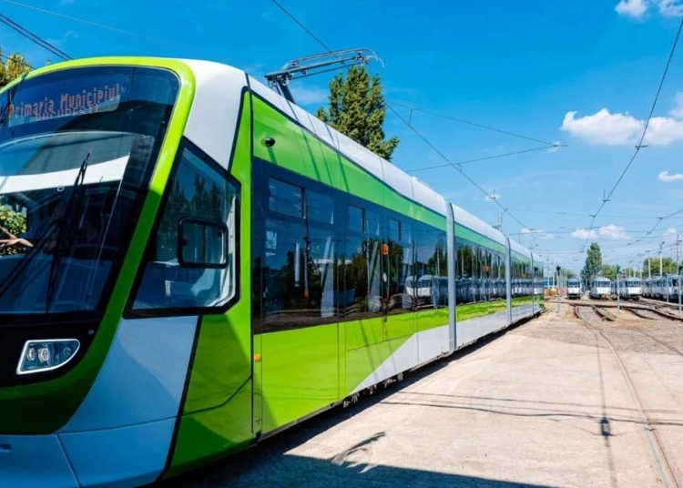 accident grav in bucuresti un tramvai a lovit cinci masini vatmanul a fugit 67f66c3501d82