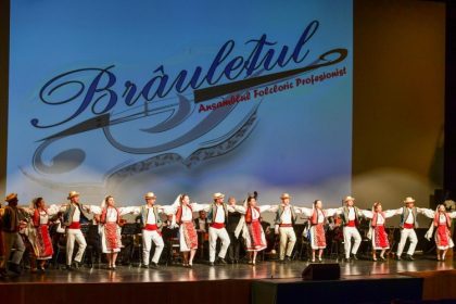 ansamblul folcloric profesionist brauletul aduce spectacolul pe scena si traditia in suflet de ziua internationala a dansului 67f25df0a3f6c