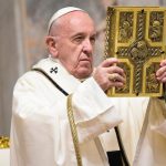 cardinalul kevin farrell a anuntat decesul papei francisc ne a invatat sa traim valorile evangheliei cu fidelitate curaj si iubire universala in favoarea celor mai saraci si marginalizati 680604cd4cb9b