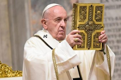 cardinalul kevin farrell a anuntat decesul papei francisc ne a invatat sa traim valorile evangheliei cu fidelitate curaj si iubire universala in favoarea celor mai saraci si marginalizati 680604cd4cb9b