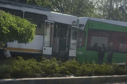 doua tramvaie s au ciocnit la eroii revolutiei circulatia este blocata pe mai multe linii 680b4e589a061