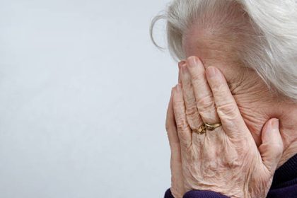 femeie exasperata de propriul fiu care o ameninta cu moartea a intrat peste ea in casa si a facut scandal desi avea ordin de protectie 67f07b529ccd4